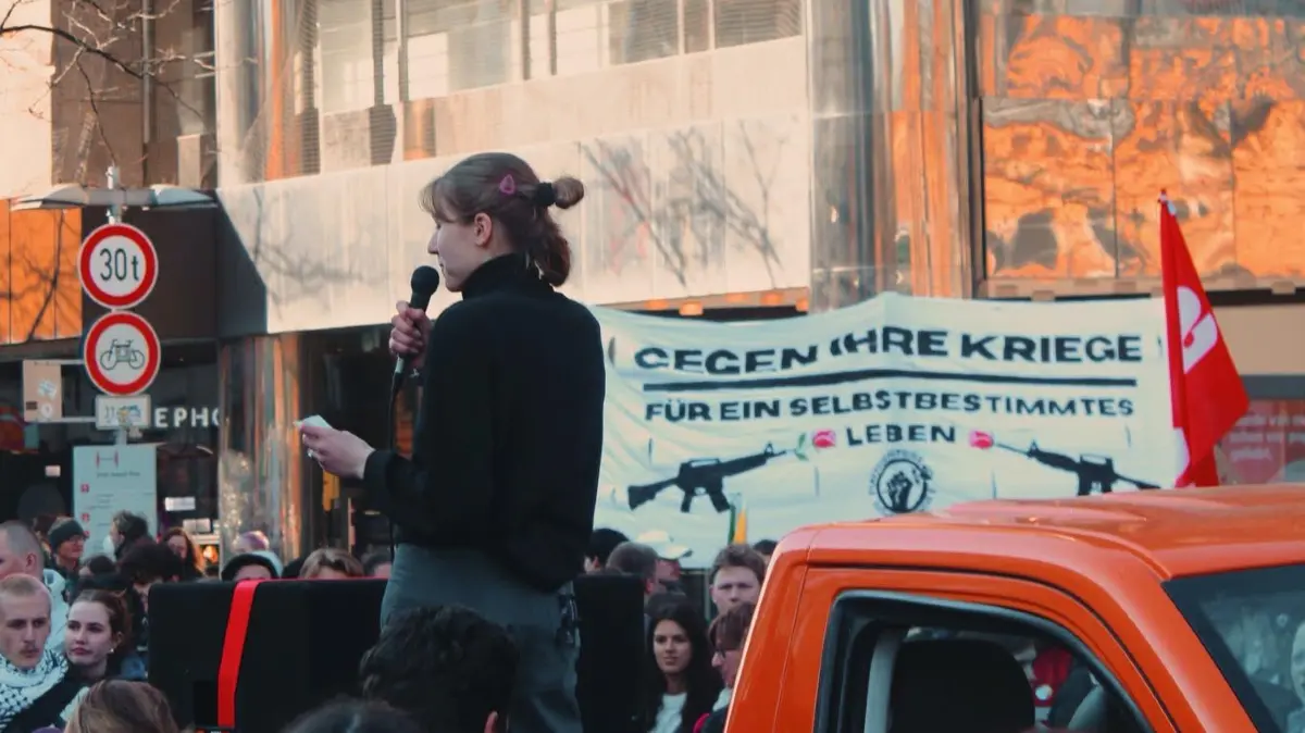 Charlotte von Gen Z regelt Stuttgart