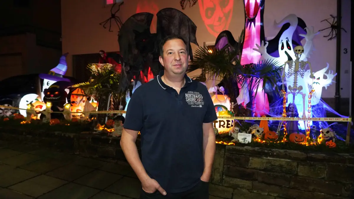 Gruselhaus: Stuttgart Weilimdorf neben der Solitudestrasse Markus Hegna Halloween das Geisterhaus mit vielen Geistern im Vorgarten Leuchten und Sprechen auch per Knopfdruck gibt vieles zu erleben und alles Gratis. Markus Hegna hat schon einige Monate davor geplant, und Geister stammen aus mehere Laender Weltweit wie aus Asien und USA . Mit viel Liebe wurde alles aufgebaut. Foto Andreas Rosar Fotoagentur-Stuttgart 29.10.2026 Video habe ich schon geschickt