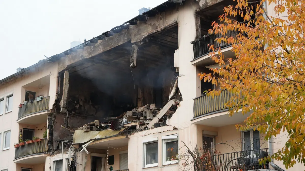 Nach Explosion in Regensburg: Die nach einer Explosion zerstörte Fassade eines Mehrfamilienhauses. (zu dpa: «Hausexplosion in Regensburg: Zweite Leiche geborgen»)