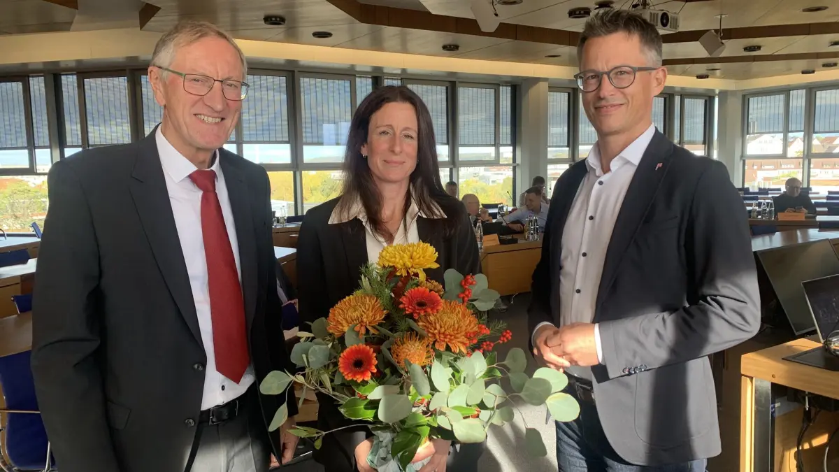 Die neue Geschäftsführerin des Zweckverbands Schönbuchbahn, Sarah Wüstenhöfer, wird flankiert vom Böblinger Landrat Roland Bernhard (links) und vom Tübinger Landrat Hendrik Bednarz