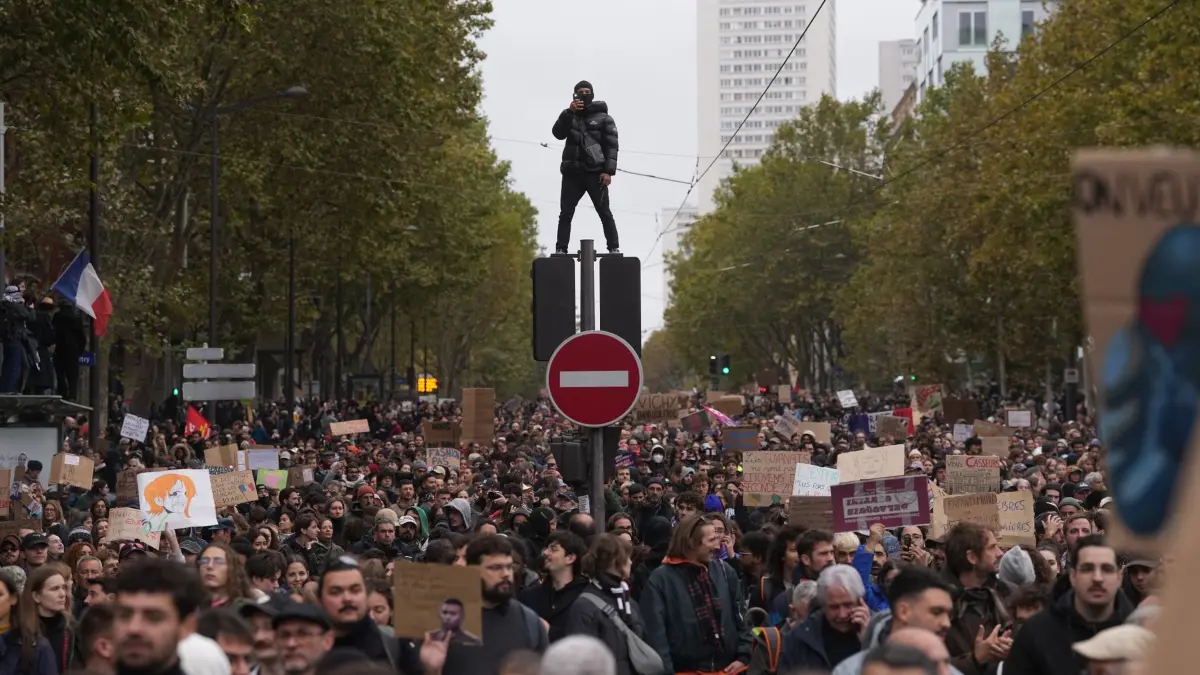 Proteste in Paris: ARCHIV - 24.10.2026, Frankreich, Paris: Demonstranten marschieren bei einer Demonstration gegen steigende Lebenshaltungskosten in Paris. (zu dpa: ««Gen Z regelt» - Vor den Jugendprotesten in Sachsens Städten») Foto: Thibault Camus/AP/dpa +++ dpa-Bildfunk +++