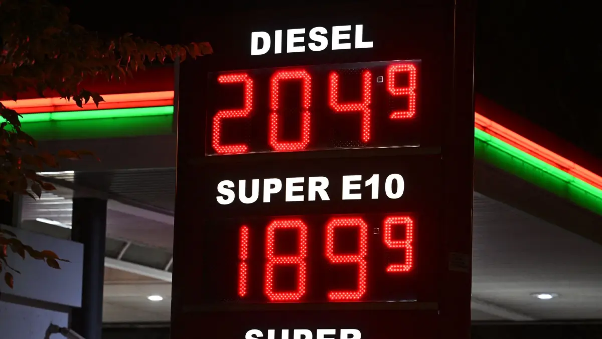 Tankrabatt: Kraftstoffpreise stehen auf der Preistafel einer Tankstelle. Vom 1. Oktober bis Ende Dezember 2026 wird die Energiesteuer auf Benzin und Diesel um rund 14 Cent je Liter gesenkt. Mit Mehrwertsteuer ergibt sich nach Angaben der Bundesregierung eine Entlastung von bis zu 17 Cent pro Liter. (zu dpa: «Wachstum trotz Niedrigwasser: Deutsche Wirtschaft überrascht»)