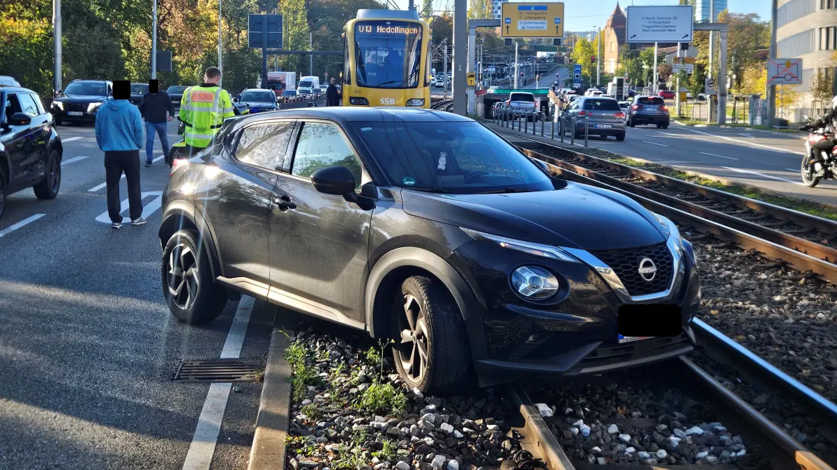 Ein Auto ist an der Pragstraße in Stuttgart auf die Stadtbahn-Gleise geraten.