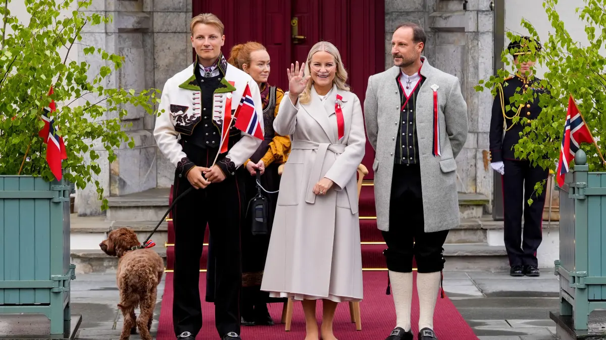 Mette-Marit, Haakon und Sverre Magnus begrüßen den Kinderumzug während der Feierlichkeiten zum norwegischen Nationalfeiertag in Skaugum in Asker.