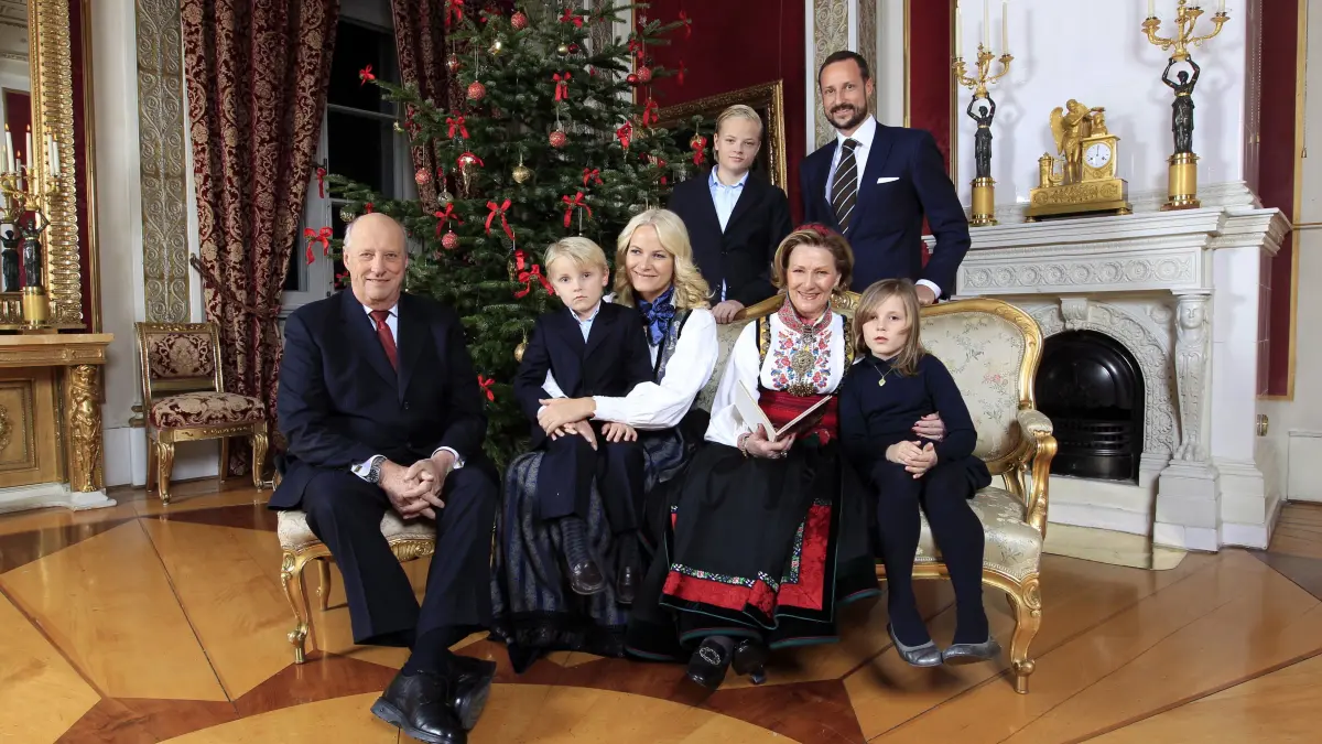 Der verstorbene König Harald, Prinz Sverre Magnus, die damalige Kronprinzessin Mette-Marit, Marius Borg Hoiby, Königin Sonja, der damalige Kronprinz Haakon und Prinzessin Ingrid Alexandra bei der weihnachtlichen Familienfotosession mit der norwegischen Königsfamilie im Königlichen Schloss in Oslo, 2011.