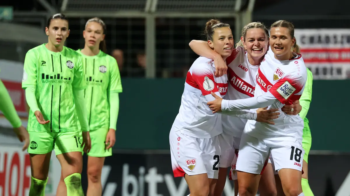 BAU // 30.10.2026, Deutschland, Stuttgart, Fußball DFB Pokal Achtelfinale,
VfB Stuttgart vs. SGS Essen, Jubel nach dem 3:0 Tor, v.l. Nicole Billa (VfB), Torschützin Greta Stegemann (VfB), Julia Mickenhagen (VfB)