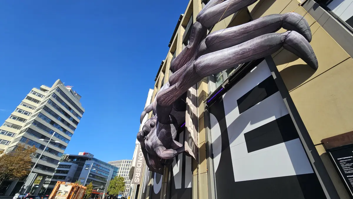 Die Skulptur kommt extra aus England angeliefert.