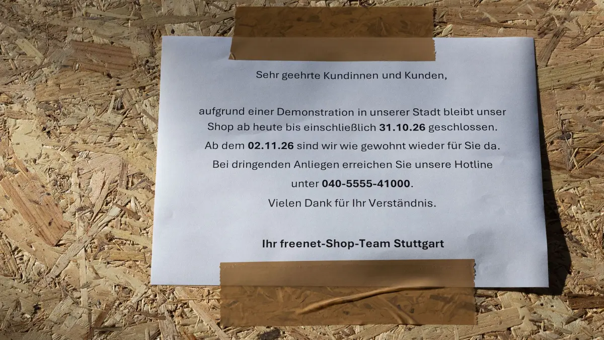 Gen Z regelt das, Demonstration am Samstag: Stuttgarter Einzelhändler auf der Königsstrasse verbarrikadieren sich um sich vor Vandalismus der angekündigten Demonstration der Bewegung Gen Z regelt das zu schützen.