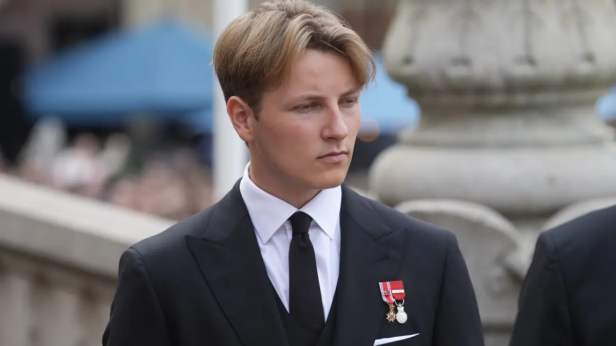 Sverre Magnus, Prinz von Norwegen, im Storting ein, wo König Haakon VIII. gemäß der Verfassung seinen Eid abgelegt hat.