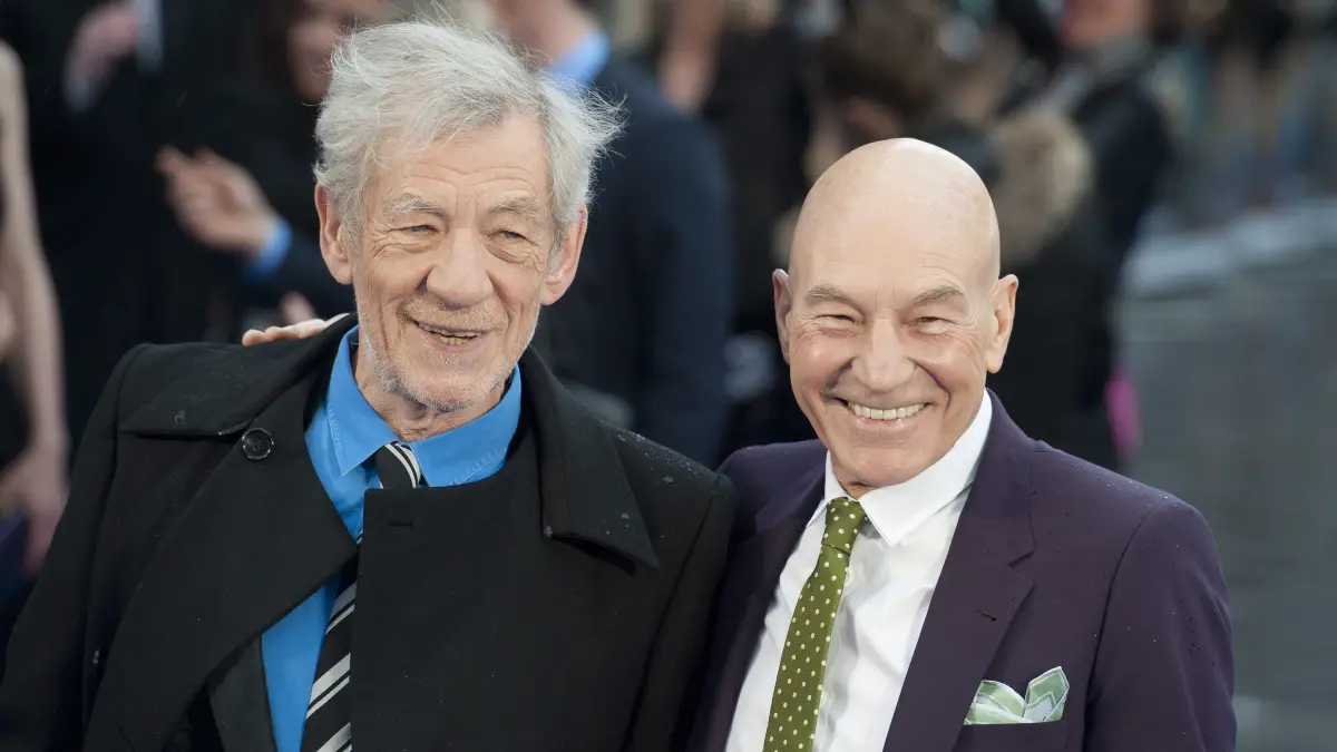 Die britischen Schauspieler Sir Ian McKellen (links) und Sir Patrick Stewart (rechts) treffen 2014 zur Premiere von „X-Men: Days of Future Past“ am Leicester Square in London ein.
