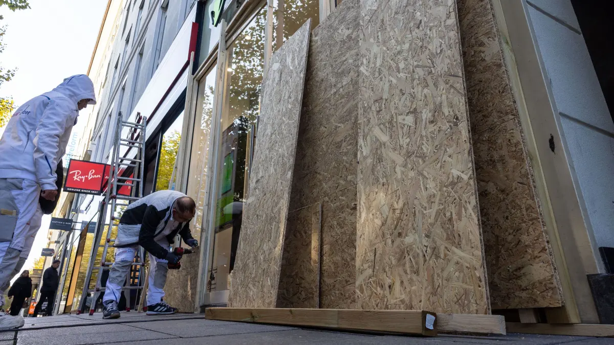 Gen Z regelt das, Demonstration am Samstag: Stuttgarter Einzelhändler auf der Königsstrasse verbarrikadieren sich um sich vor Vandalismus der angekündigten Demonstration der Bewegung Gen Z regelt das zu schützen.