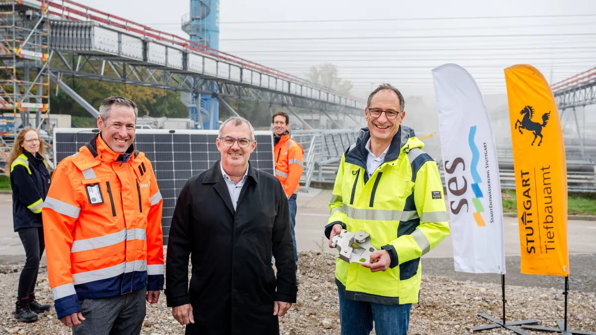 Im Vordergrund stehen Lars Färber, Chief Operating Officer von dhp Technology, Jürgen Mutz, Leiter des Tiefbauamts und Boris Diehm, Leiter Abteilung Klärwerke und Kanalbetrieb. (vlnr.)