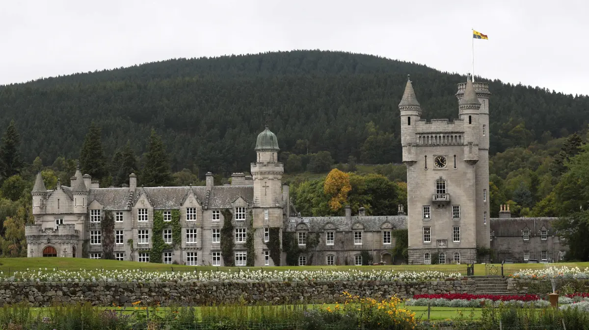 FILES-BRITAIN-US-ROYALS-ANDREW-EPSTEIN-BALMORAL: (FILES) The Royal Standard is seen flying at Balmoral Castle in Scotland on September 20, 2017. Scottish police are in the "very early stage" of probing late sex offender Jeffrey Epstein and his accomplice Ghislaine Maxwell's reported 1999 stay at the royal Balmoral estate at the invite of ex-prince Andrew, UK media reported Friday, October 30, 2026. (Photo by Andrew Milligan / POOL / AFP)