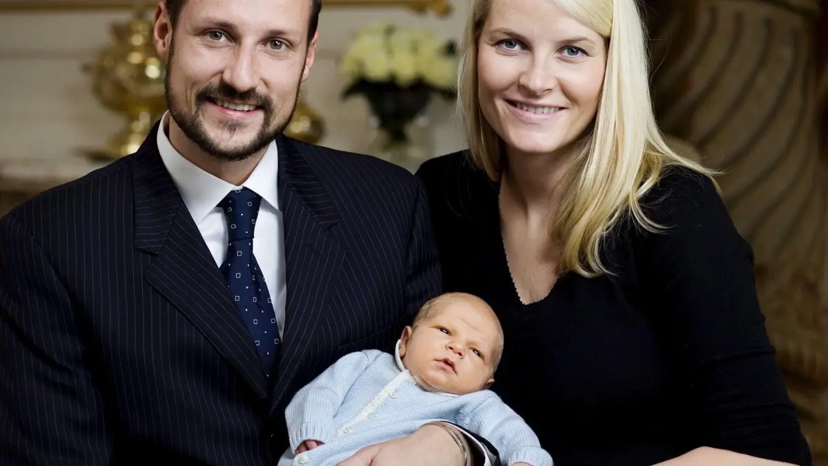 Der norwegische Kronprinz Haakon und seine Ehefrau Kronprinzessin Mette-Marit zeigen in Asker, in der Nähe von Oslo, stolz ihren neugeborenen Sohn Sverre Magnus den Fotografen (Foto vom 08.12.2005).