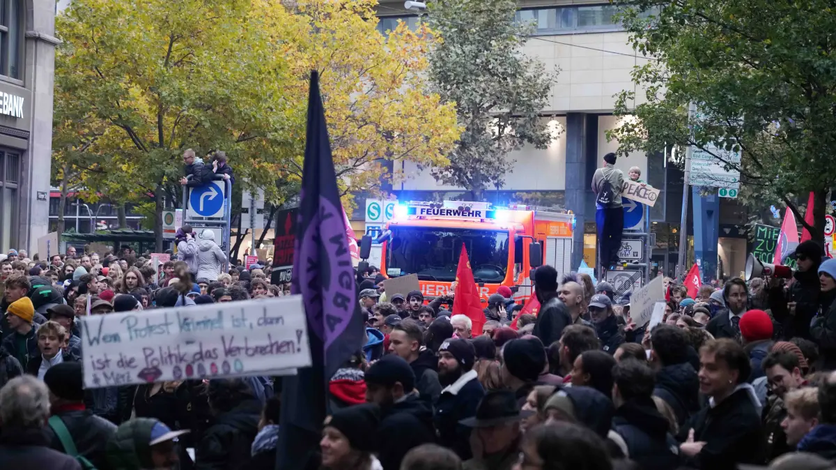 Stuttgart Grossdemo sorgt fuer Polizei Grosseinsatz. Der Demozug ging vom Schlossplatz, Rotebuehlplatz, Tuebingerstrasse. Foto Andreas Rosar Fotoagentur-Stuttgart 31.10.2026