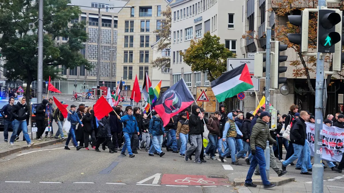 Demozug in Stuttgart biegt falsch ab