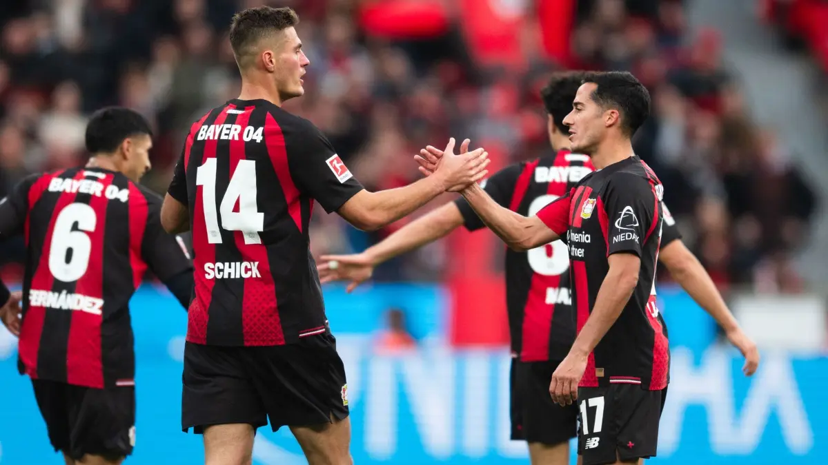 Bayer Leverkusen - VfB Stuttgart: 31.10.2026, Nordrhein-Westfalen, Leverkusen: Fußball, Männer: Bundesliga, Bayer Leverkusen - VfB Stuttgart, 8. Spieltag, BayArena. Torschütze Patrik Schick (2. v.l, Bayer Leverkusen) jubelt mit Teamkollege Lucas Vázquez (Bayer Leverkusen) über seinen Anschlusstreffer zum 2:1. Foto: Marius Becker/dpa +++ dpa-Bildfunk +++
