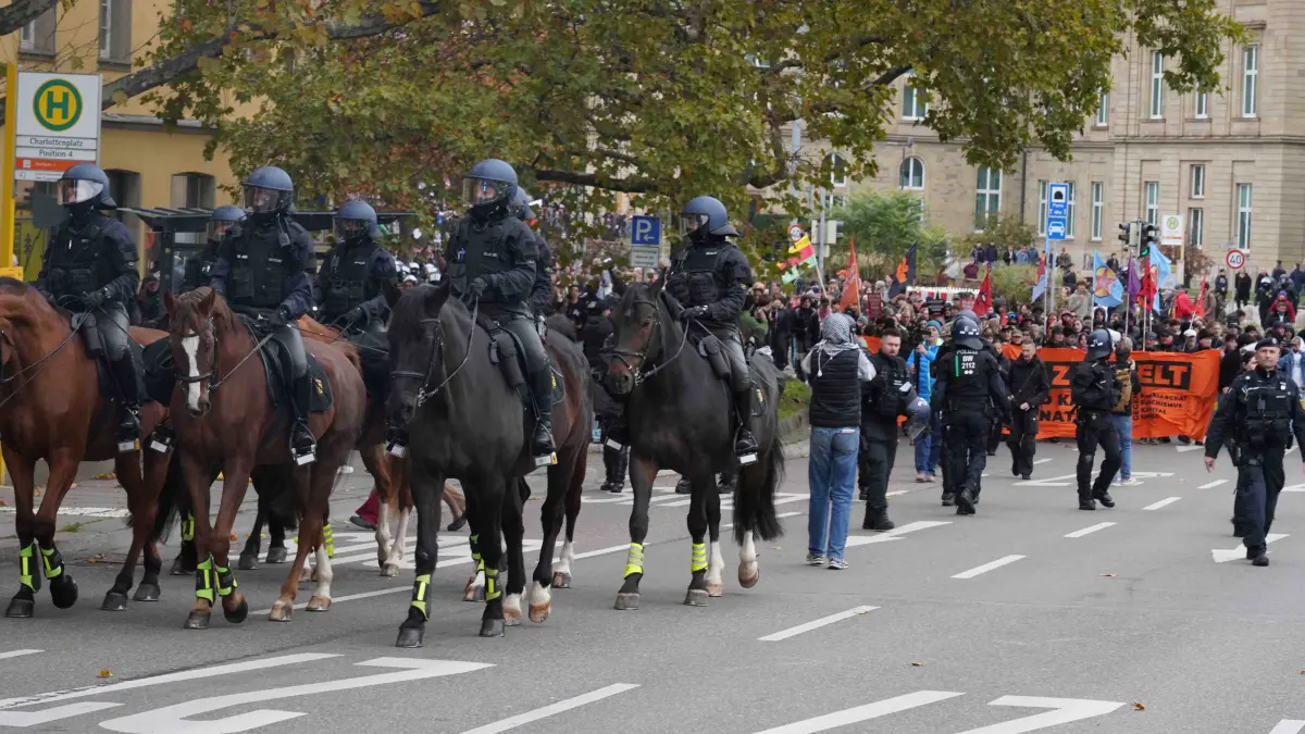 Grossdemo: Stuttgart Grossdemo sorgt fuer Polizei Grosseinsatz. Der Demozug ging vom Schlossplatz, Rotebuehlplatz, Tuebingerstrasse. Foto Andreas Rosar Fotoagentur-Stuttgart 31.10.2026