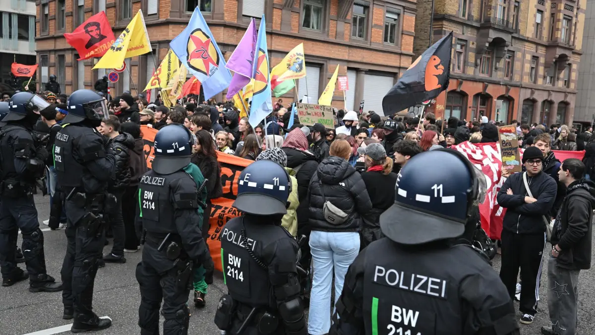 Demonstrationen „Gen Z regelt“ - Stuttgart: 31.10.2026, Baden-Württemberg, Stuttgart: Teilnehmerinnen und Teilnehmer demonstrieren unter dem Motto "Gen Z regelt". Die Initiative „Gen Z regelt“ hatte für den 31. Oktober zu Protesten in rund 30 Städten aufgerufen. Sie setzt sich unter anderem für mehr Klimaschutz, Maßnahmen gegen steigende Lebenshaltungskosten und gegen eine Wehrpflicht ein. Foto: Bernd Weißbrod/dpa +++ dpa-Bildfunk +++