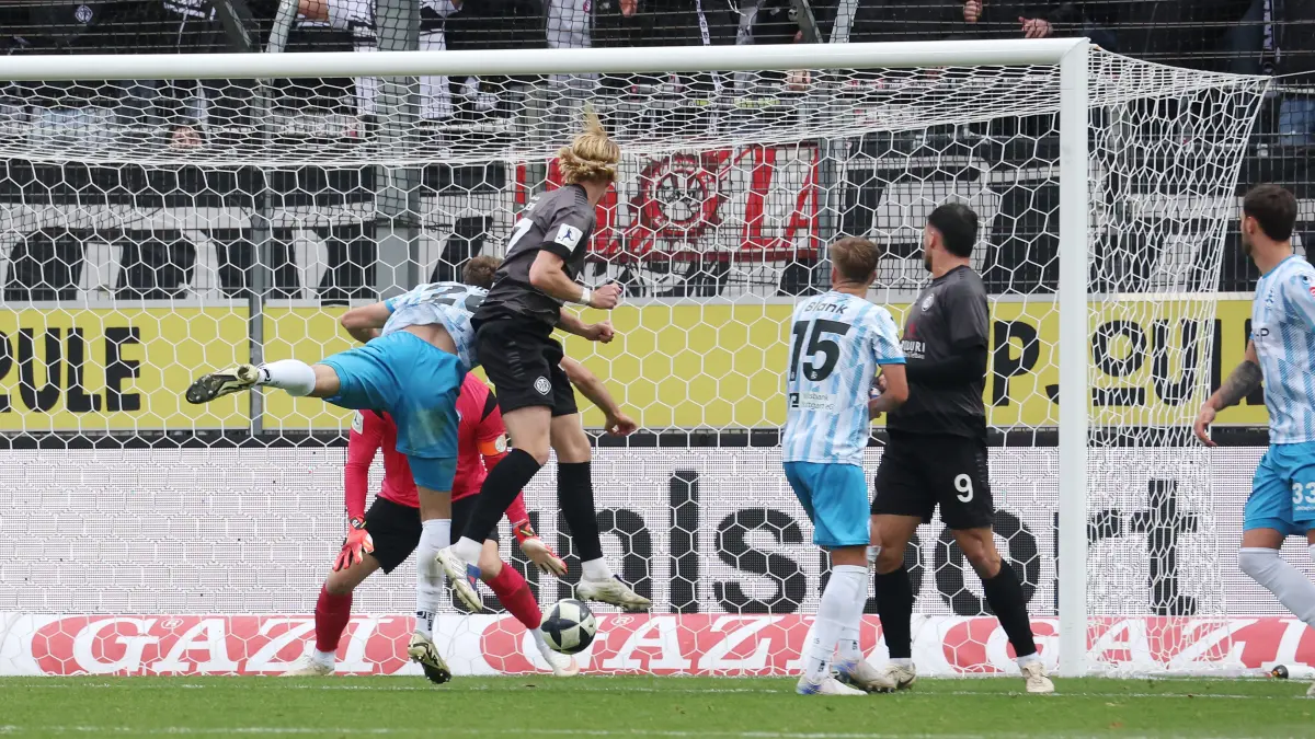 BAU // 2026.10.31 Deutschland, Stuttgart, Fußball SV Stuttgarter Kickers vs. VfR Aalen, Tor zum 0:1 durch Torschütze Vico Meien (Aalen, oben 2.v.l.)
