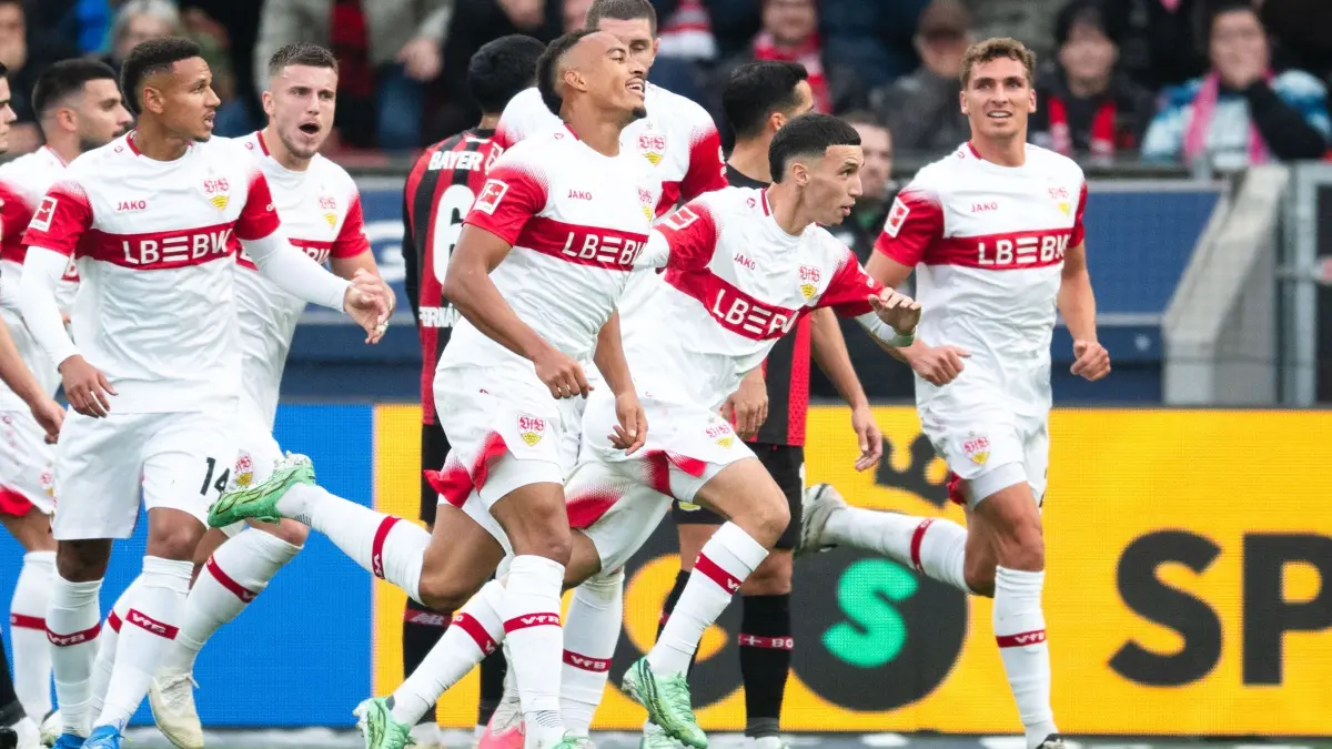 Bayer Leverkusen - VfB Stuttgart: 31.10.2026, Nordrhein-Westfalen, Leverkusen: Fußball, Männer: Bundesliga, Bayer Leverkusen - VfB Stuttgart, 8. Spieltag, BayArena. Jamie Leweling (3. v.l, VfB Stuttgart) jubelt mit den Teamkollegen über seinen Treffer zum 2:0. Foto: Marius Becker/dpa +++ dpa-Bildfunk +++