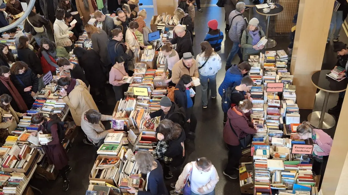 Tausende Bücher liegen an diesem Wochenende im StadtPalais.