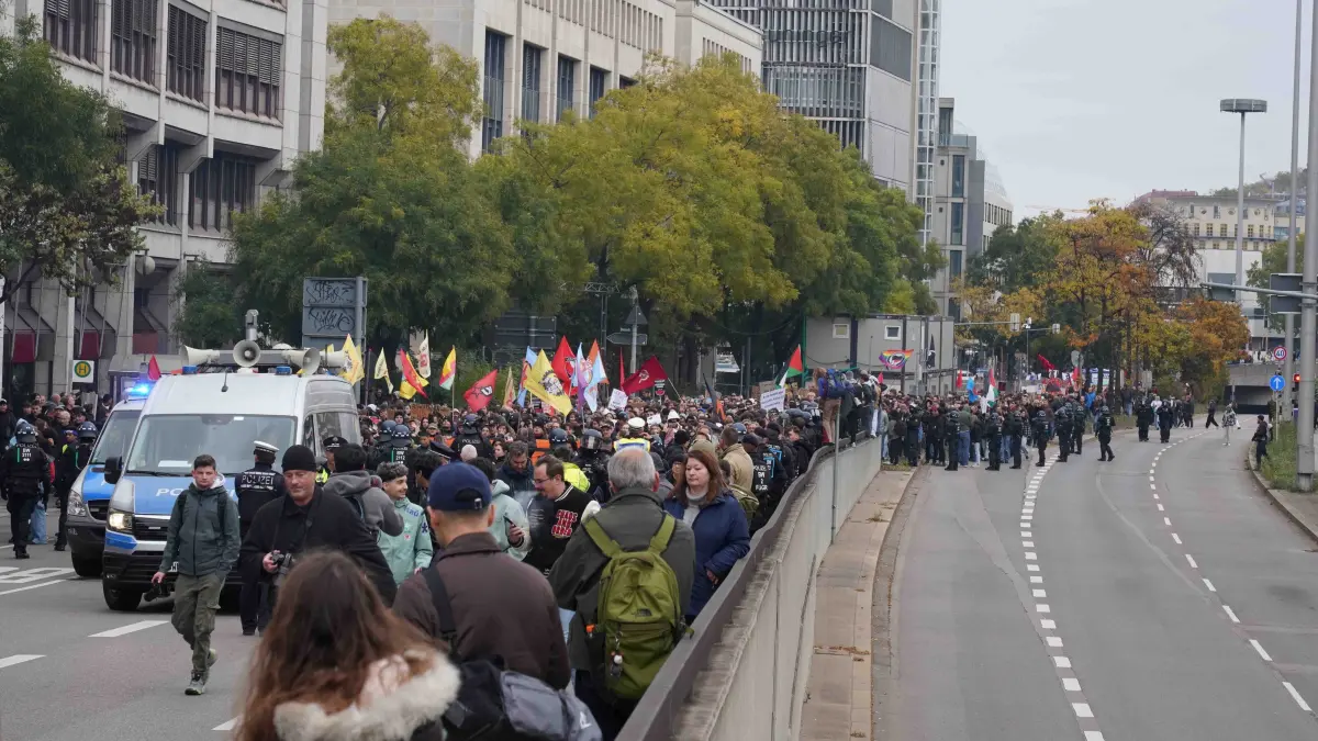 Grossdemo: Stuttgart Grossdemo sorgt fuer Polizei Grosseinsatz. Der Demozug ging vom Schlossplatz, Rotebuehlplatz, Tuebingerstrasse. Foto Andreas Rosar Fotoagentur-Stuttgart 31.10.2026